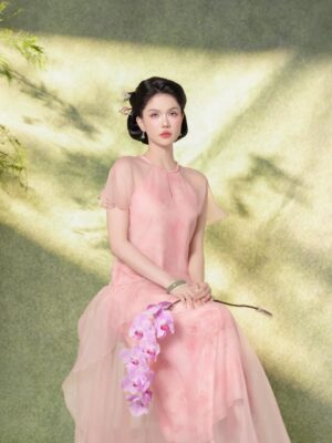Ngoc Trinh Instagram - Tôi thích một mối tình cổ điển, vì không muốn yêu đương đại #ngoctrinh #ngoctrinh89