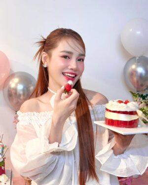 Nha Phuong Instagram - Tuổi nào thì cũng phải cười thật 
tươi nhé cả nhà của Phương ơiii 💓🎂