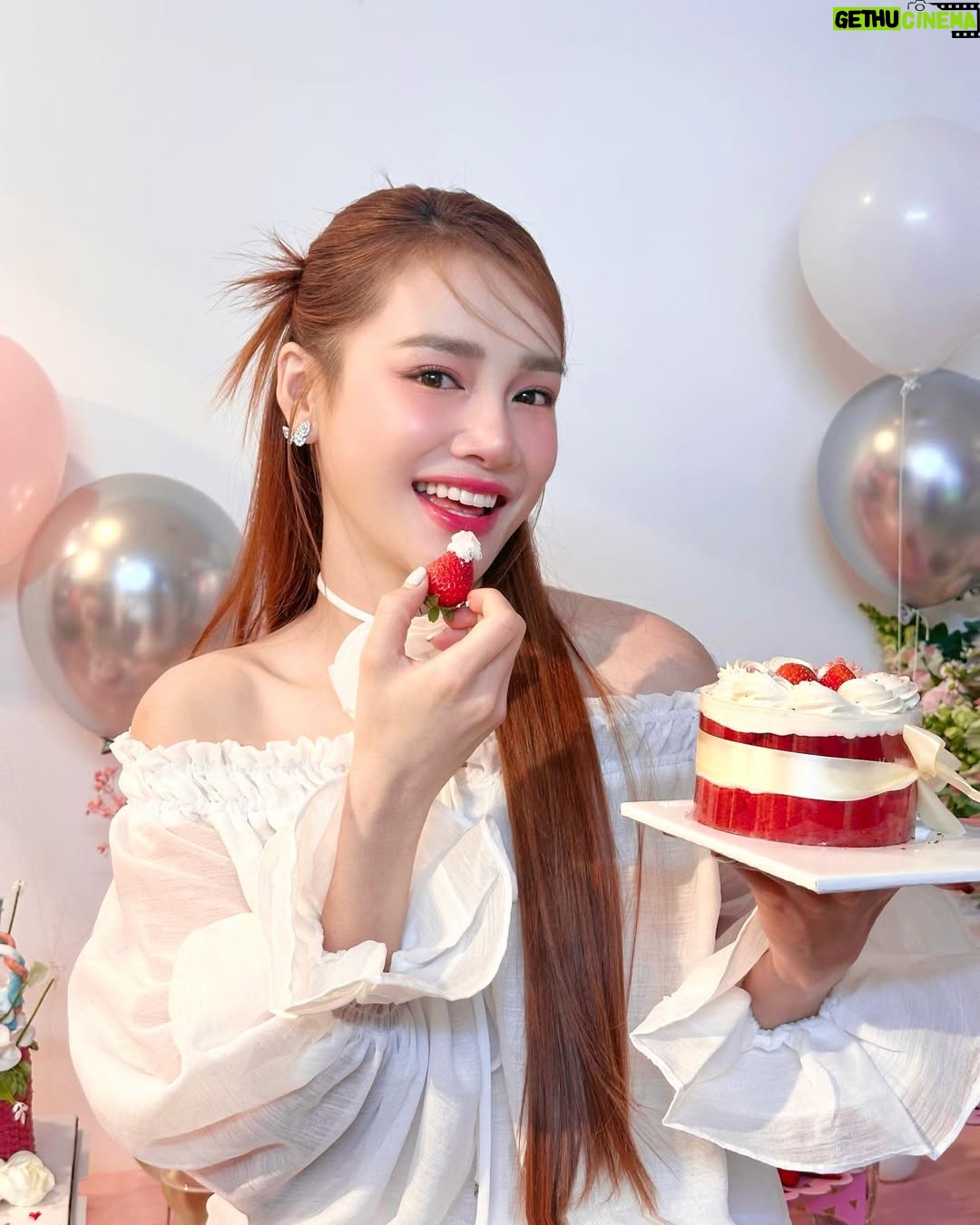 Nha Phuong - 5.3K Likes - Tuổi nào thì cũng phải cười thật 
tươi nhé cả nhà của Phương ơiii 💓🎂