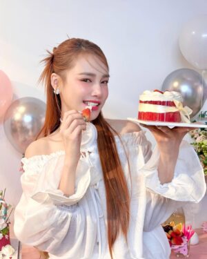 Nha Phuong Instagram - Tuổi nào thì cũng phải cười thật 
tươi nhé cả nhà của Phương ơiii 💓🎂