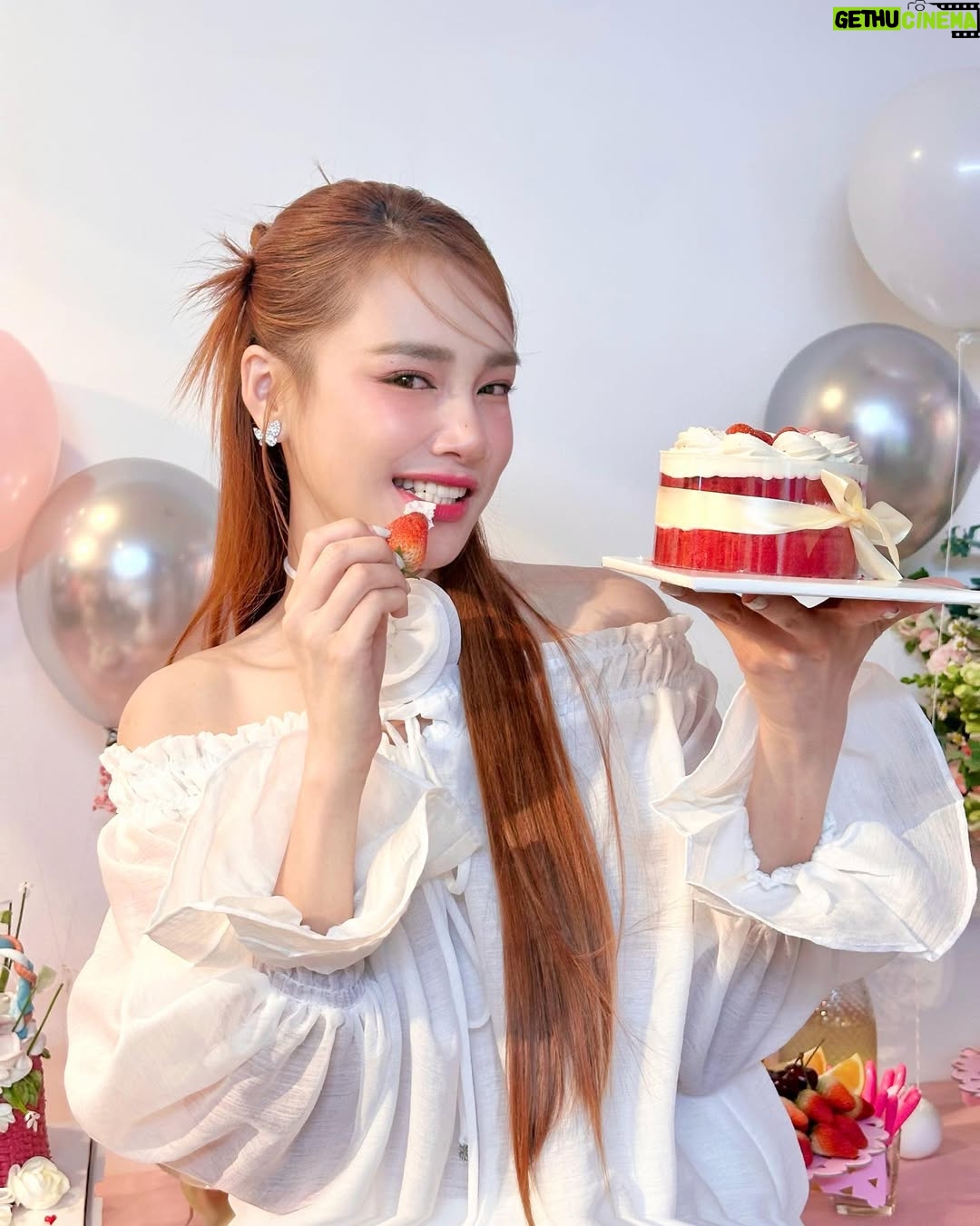 Nha Phuong - 5.3K Likes - Tuổi nào thì cũng phải cười thật 
tươi nhé cả nhà của Phương ơiii 💓🎂