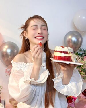 Nha Phuong Instagram - Tuổi nào thì cũng phải cười thật 
tươi nhé cả nhà của Phương ơiii 💓🎂