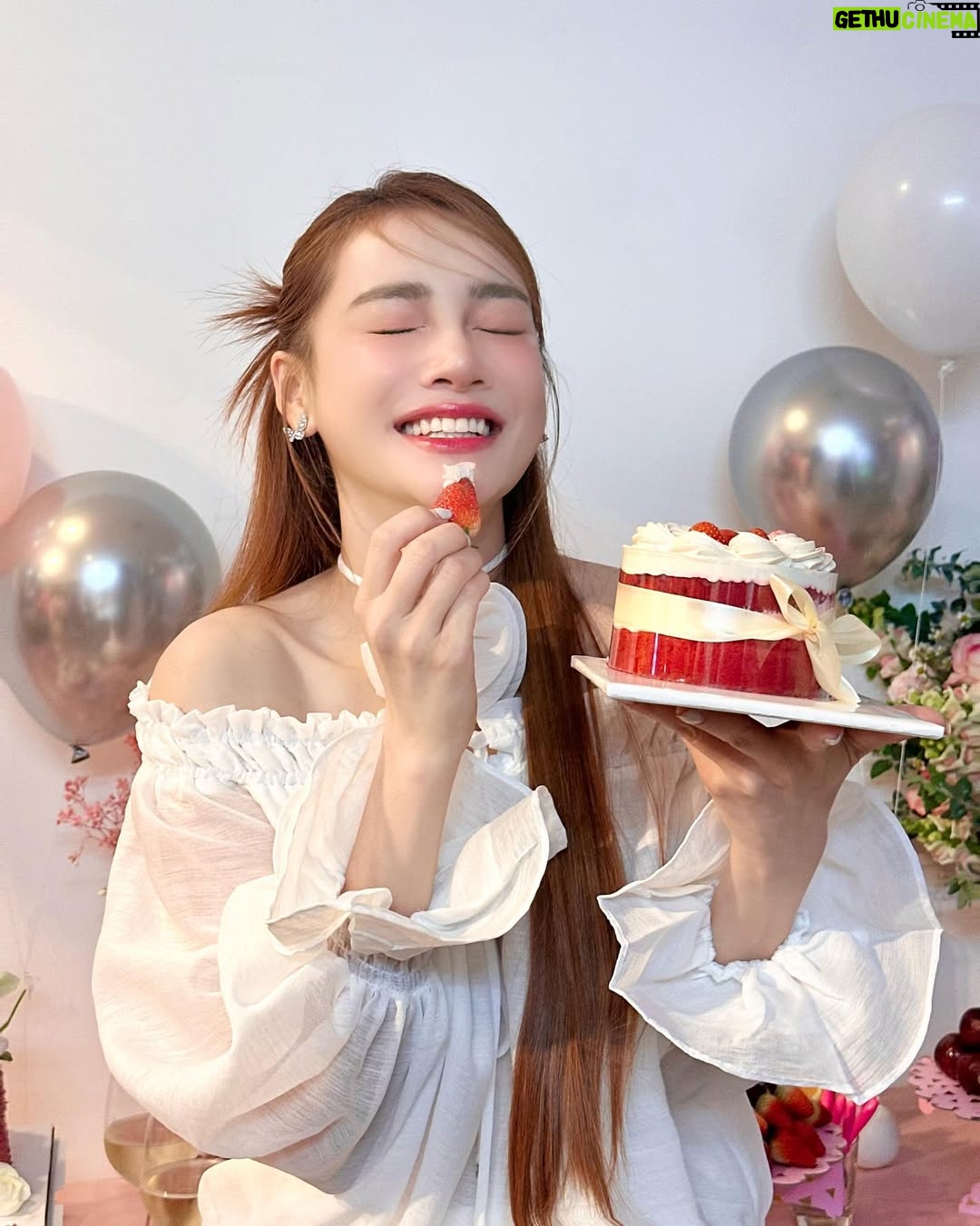 Nha Phuong - 5.3K Likes - Tuổi nào thì cũng phải cười thật 
tươi nhé cả nhà của Phương ơiii 💓🎂