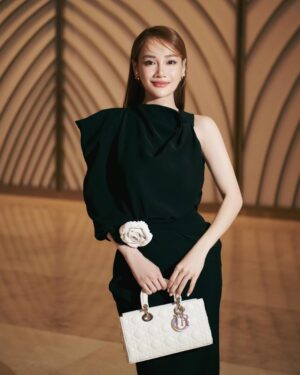Nha Phuong Instagram - Vợ chồng Bi chúc mừng em @minhtu_nguyen đã có chồnggg😁😁❤️❤️

👗 @hdang.official 
📷 Mon Trần