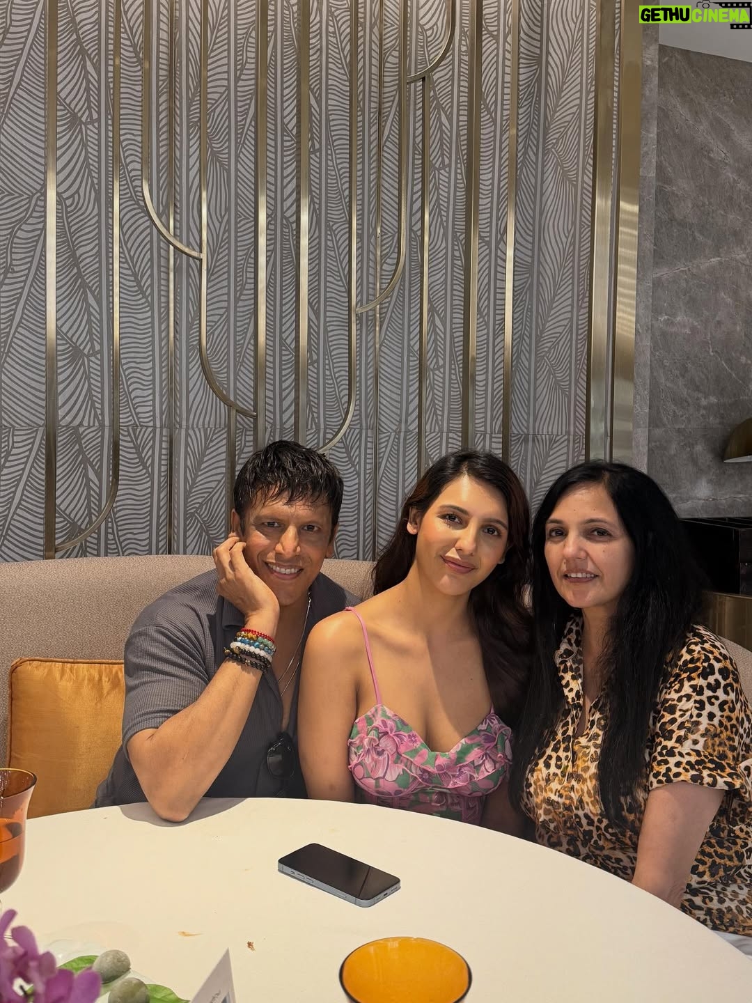 Nibeditaa Paal - 8.8K Likes - Fine dining date with the fam at Avartana ♥️ 
South Indian fusion with a twist 😍
.
.
Thank you @itcmaratha for a fab time! 
#food #restaurant #love #happiness #grateful #instagood #explore