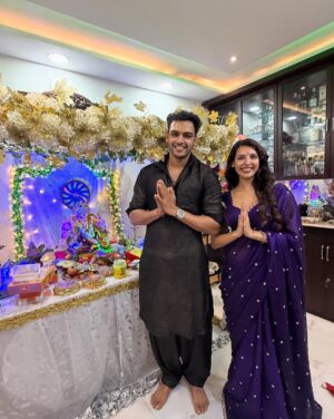 Nibeditaa Paal Instagram - First photo dump for Ganpati because I’m so overwhelmed!
Thanks you to everyone who made it Gannu couldn’t have been happier to see you all!
This is me personally telling each and every one of you how much I love you guys 😍♥️
Ganpati Bappa Morya!
Posting part 2 tomorrow 🤗
.
.
#ganpati #festival #friends #explore #love #gratitude