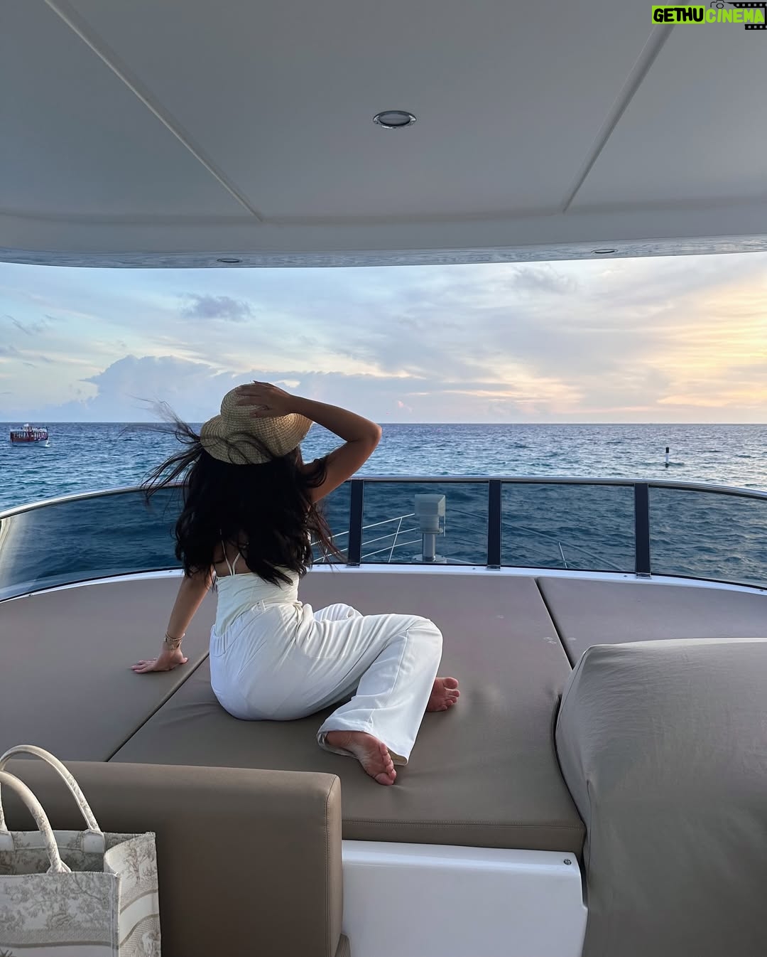 Nicole Parham - 5K Likes - bits of maldives 🌊🐚🏝️ 🩵
