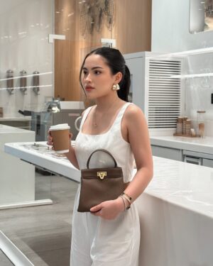 Nicole Parham Instagram - Carrying the new ‘Sarah’ bag in taupe✨ a beautiful piece from the @vone.world x @sarsof collaboration. All set and ready for the pop-up booth and the official launch🤎