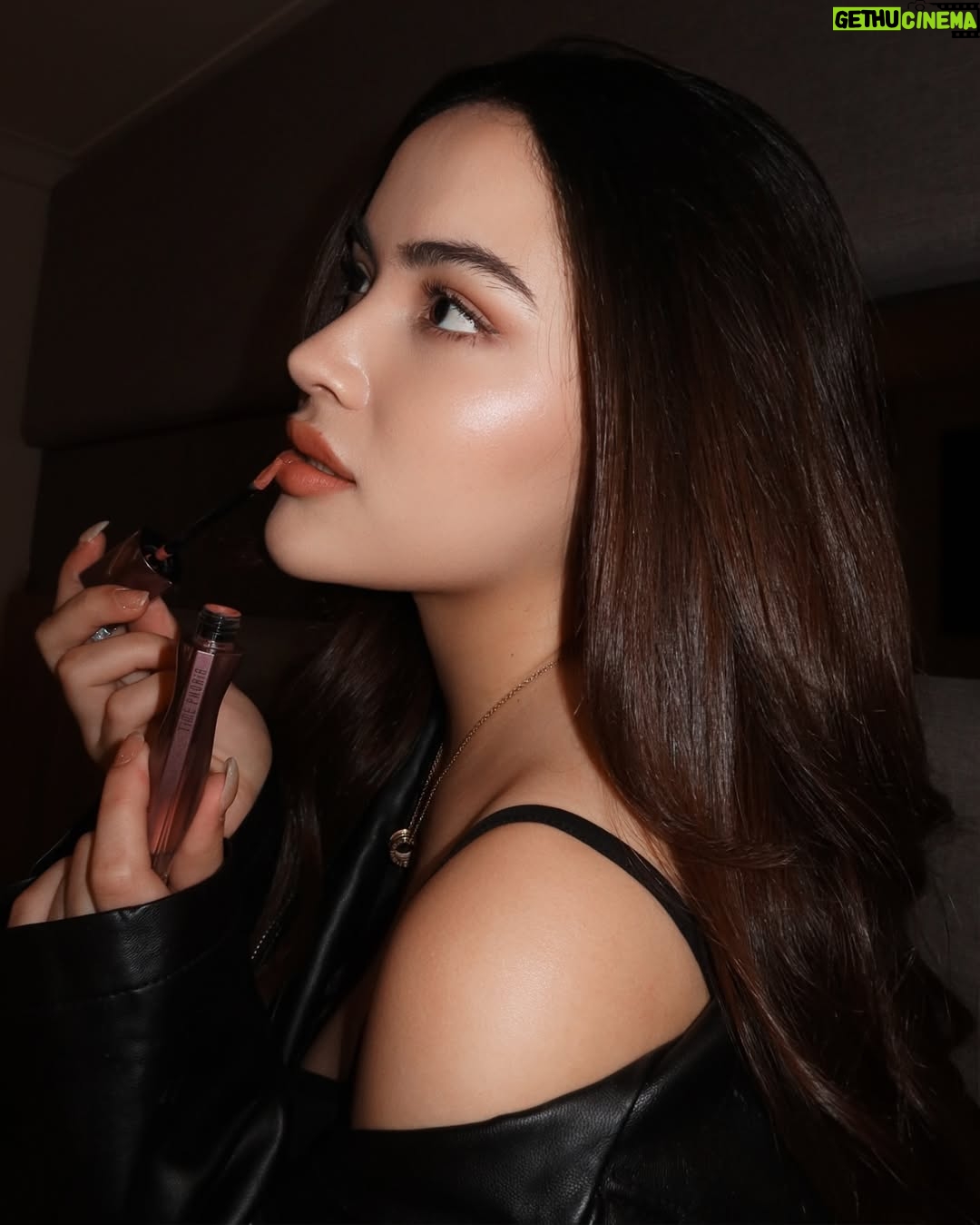 Nicole Parham - 3.5K Likes - Flawless base, perfect lips! @timephoriaid does it all.🖤