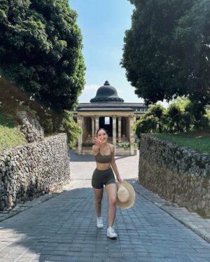 Nicole Parham Instagram - sun   silence🍃
