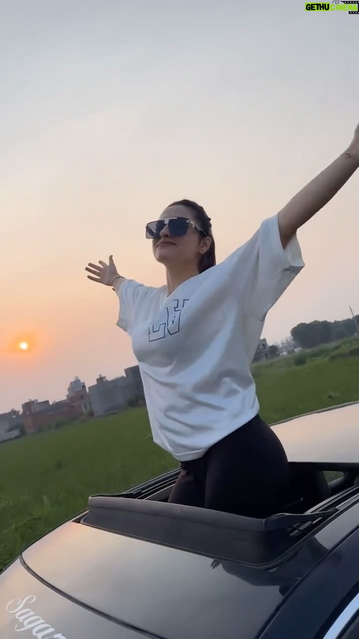 Nidhi Negi - 83.8K Likes - Kheta k kache raste 🛣️