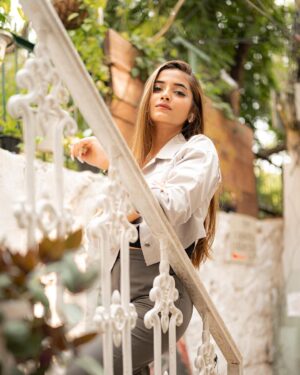 Nidhy Tiwari Instagram - 𝘞𝘩𝘢𝘵 𝘢𝘳𝘦 𝘺𝘰𝘶 𝘧𝘪𝘭𝘭𝘪𝘯𝘨 𝘺𝘰𝘶𝘳 𝘩𝘦𝘢𝘳𝘵 𝘸𝘪𝘵𝘩?🤍✨
.
📸: @dhananjayvisuals
@sj.clicks.and.films