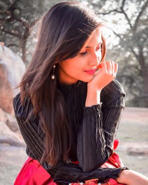 Nidhy Tiwari Instagram - 𝘙𝘰𝘭𝘭𝘪𝘯𝘨 𝘣𝘢𝘤𝘬 𝘵𝘰 𝘮𝘺 𝘰𝘭𝘥 𝘴𝘦𝘭𝘧..🥀
.
.
#throwback #4yearsold #2016 #firstphotoshoot #memories #goodolddays .
📸- @flash_me_photo_graphy 💫