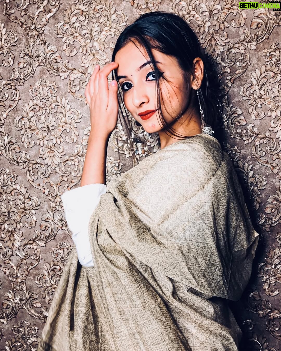 Nidhy Tiwari - 1.9K Likes - कुछ पल मेरे नाम करे वो,
मैं भी उसके नाम पे लिखूँ मुलाकातें कई..❤️💕