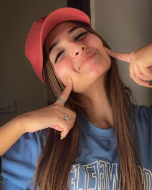 Nidhy Tiwari Instagram - ᴍᴏʀᴇ ᴏғ ᴍᴇ 🙈♥️