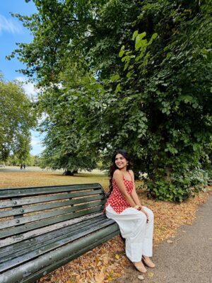 Niharika Jain Instagram - Desi outfit, videsi streets ✨
Serving full Bollywood heroine energy in London coz roots > runway any day 😉🌸
#niharikajain #londonforyou
