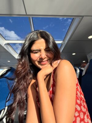 Niharika Jain Instagram - Desi outfit, videsi streets ✨
Serving full Bollywood heroine energy in London coz roots > runway any day 😉🌸
#niharikajain #londonforyou