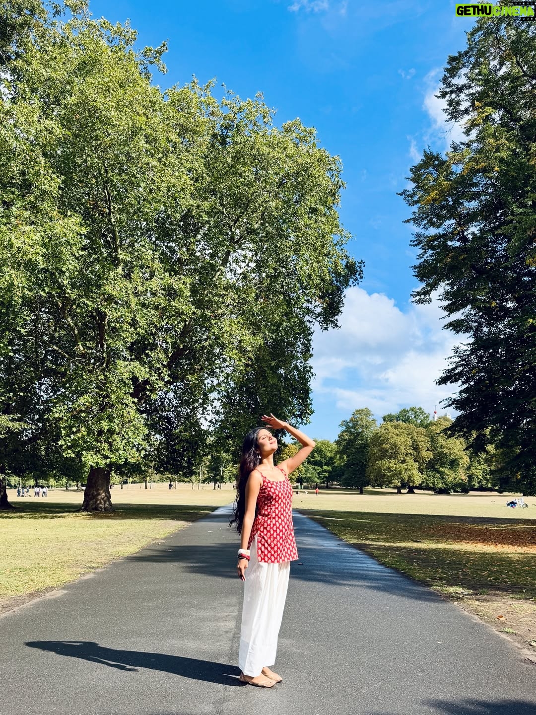 Niharika Jain - 25.6K Likes - Desi outfit, videsi streets ✨ 
Serving full Bollywood heroine energy in London coz roots > runway any day 😉🌸 

#niharikajain #londonforyou
