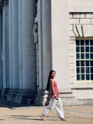 Niharika Jain Instagram - Desi outfit, videsi streets ✨
Serving full Bollywood heroine energy in London coz roots > runway any day 😉🌸
#niharikajain #londonforyou