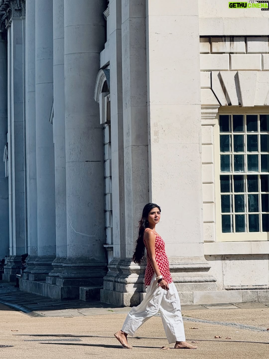 Niharika Jain - 25.6K Likes - Desi outfit, videsi streets ✨ 
Serving full Bollywood heroine energy in London coz roots > runway any day 😉🌸 

#niharikajain #londonforyou
