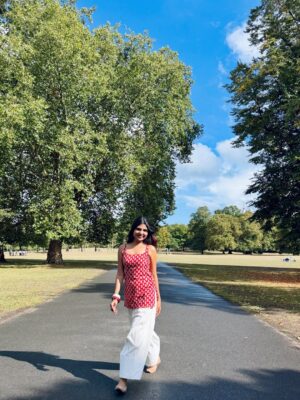 Niharika Jain Instagram - Desi outfit, videsi streets ✨
Serving full Bollywood heroine energy in London coz roots > runway any day 😉🌸
#niharikajain #londonforyou