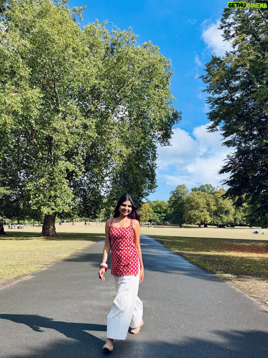 Niharika Jain - 25.6K Likes - Desi outfit, videsi streets ✨ 
Serving full Bollywood heroine energy in London coz roots > runway any day 😉🌸 

#niharikajain #londonforyou