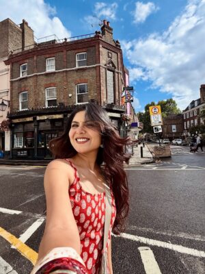 Niharika Jain Instagram - Desi outfit, videsi streets ✨
Serving full Bollywood heroine energy in London coz roots > runway any day 😉🌸
#niharikajain #londonforyou