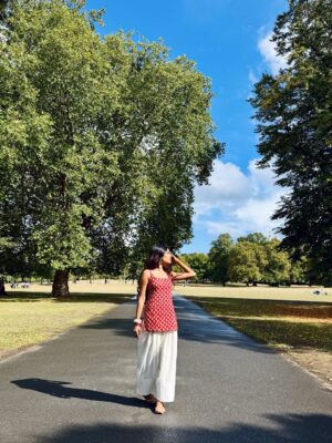 Niharika Jain Instagram - Desi outfit, videsi streets ✨
Serving full Bollywood heroine energy in London coz roots > runway any day 😉🌸
#niharikajain #londonforyou