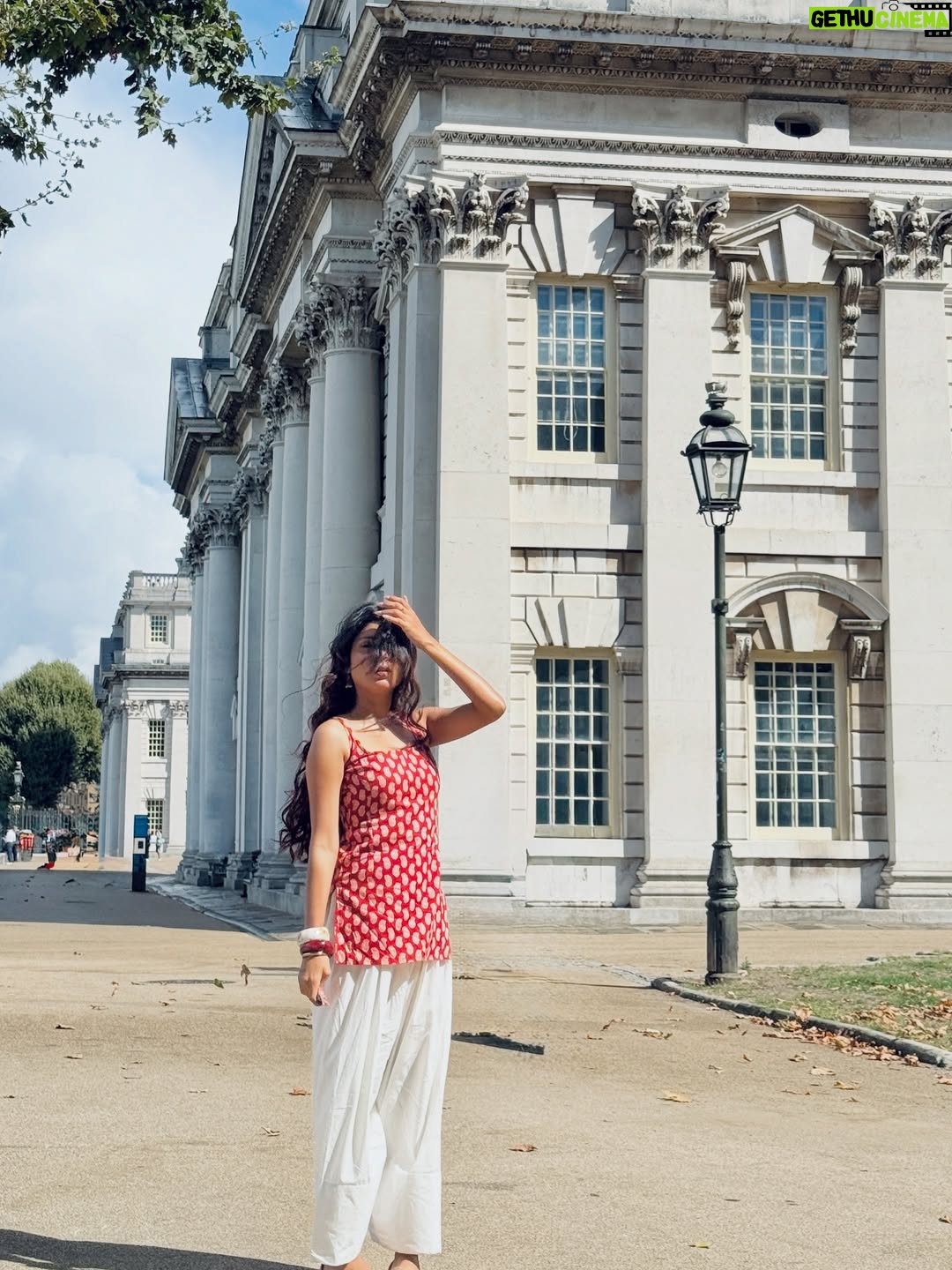 Niharika Jain - 25.6K Likes - Desi outfit, videsi streets ✨ 
Serving full Bollywood heroine energy in London coz roots > runway any day 😉🌸 

#niharikajain #londonforyou