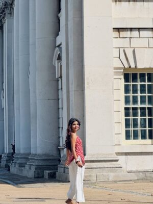 Niharika Jain Instagram - Desi outfit, videsi streets ✨
Serving full Bollywood heroine energy in London coz roots > runway any day 😉🌸
#niharikajain #londonforyou