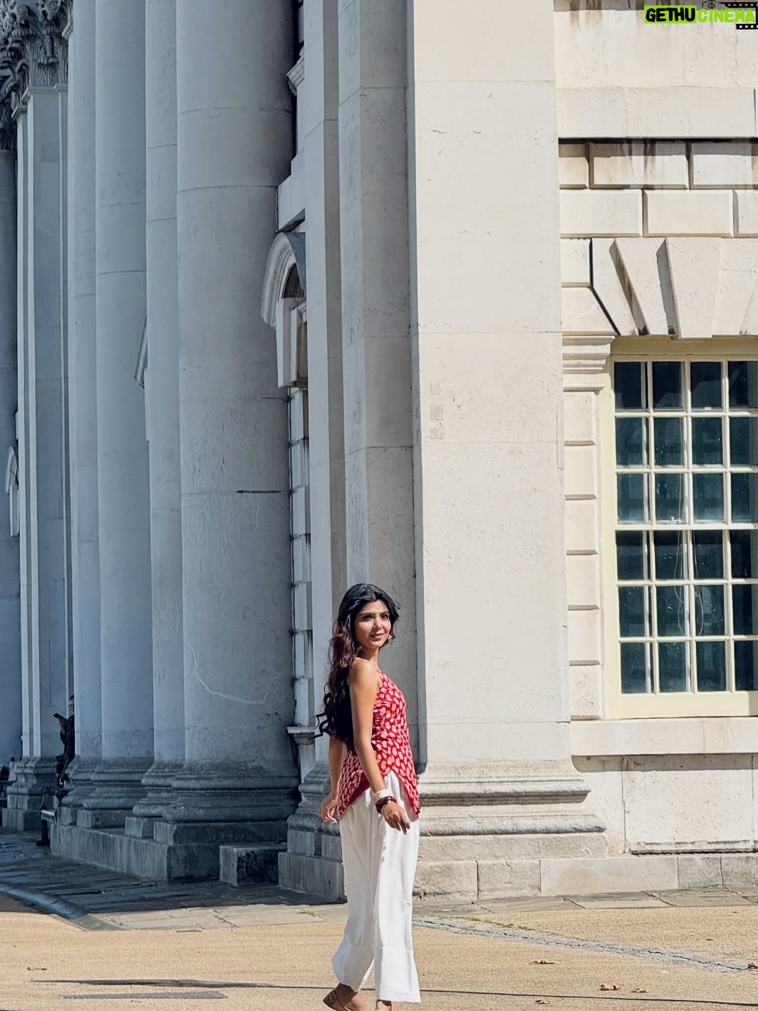 Niharika Jain - 25.6K Likes - Desi outfit, videsi streets ✨ 
Serving full Bollywood heroine energy in London coz roots > runway any day 😉🌸 

#niharikajain #londonforyou