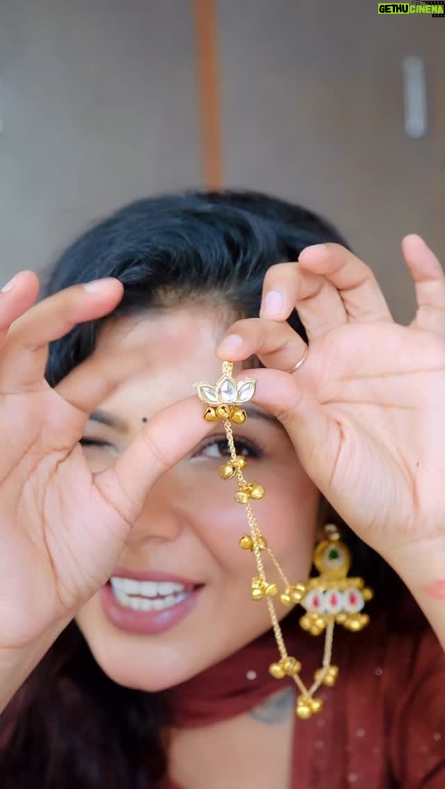 Niharika Jain - 20.6K Likes - Kashmiri jhumkas = timeless charm with a twist of trend! ✨

Earrings from @shopdumroo 

From chaand motifs to ghungroo magic — these 4 handpicked Dumroo pieces are all things royal, rooted, and reel-worthy! 😍
Which one’s your fave? Tell me in the comments 💬👇

#KashmiriJhumkas #IndianJewelry #DumrooEdit #StatementEarrings #EthnicFashion #TraditionalWithATwist #JewelryLover #DesiLook #HandcraftedJewelry #TrendingJewelry #ReelFashion #DesiVibes #FusionWear #BohoDesi #JhumkaLove #VocalForLocal #MadeInIndia #ReelWaliLook #JewelryTrend2025 #DumrooDiaries #niharikajain