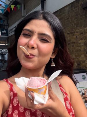 Niharika Jain Instagram - Desi outfit, videsi streets ✨
Serving full Bollywood heroine energy in London coz roots > runway any day 😉🌸
#niharikajain #londonforyou