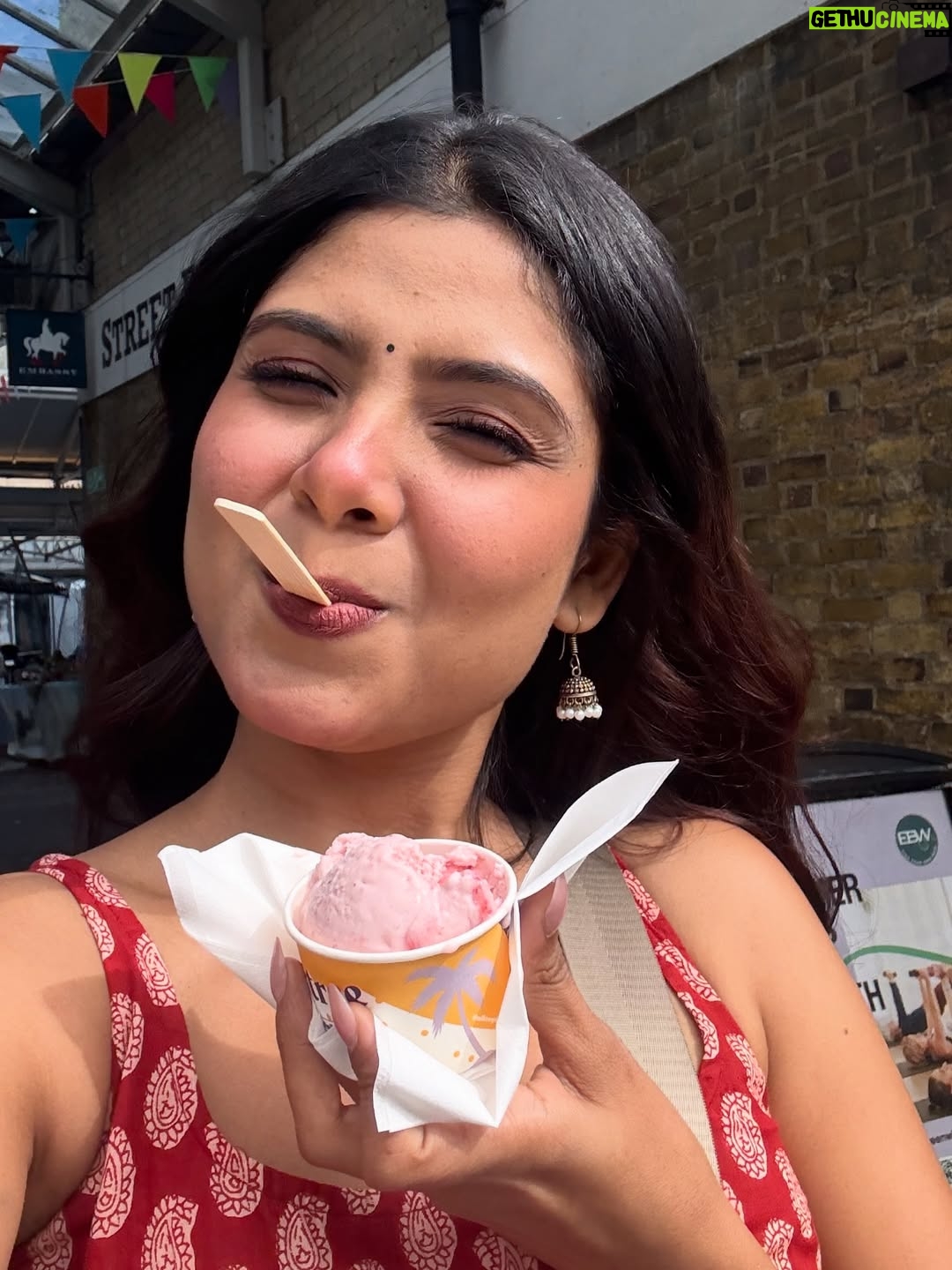 Niharika Jain - 25.6K Likes - Desi outfit, videsi streets ✨ 
Serving full Bollywood heroine energy in London coz roots > runway any day 😉🌸 

#niharikajain #londonforyou