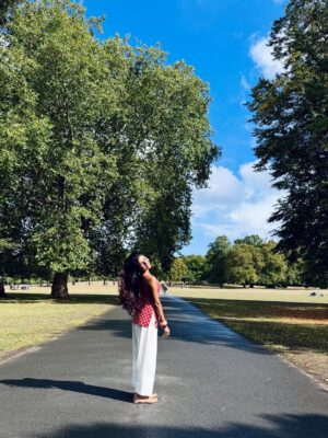 Niharika Jain Instagram - Desi outfit, videsi streets ✨
Serving full Bollywood heroine energy in London coz roots > runway any day 😉🌸
#niharikajain #londonforyou