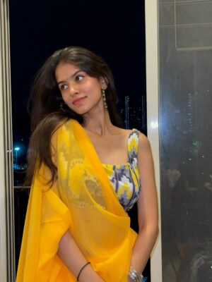 Niki Lalwani Instagram - Banke titli dil uda💛
.
#nikilalwani #photo #ootd #explore #fashionblogger #picoftheday