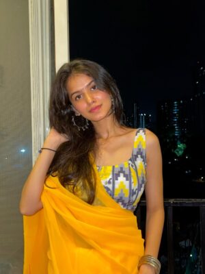 Niki Lalwani Instagram - Banke titli dil uda💛
.
#nikilalwani #photo #ootd #explore #fashionblogger #picoftheday