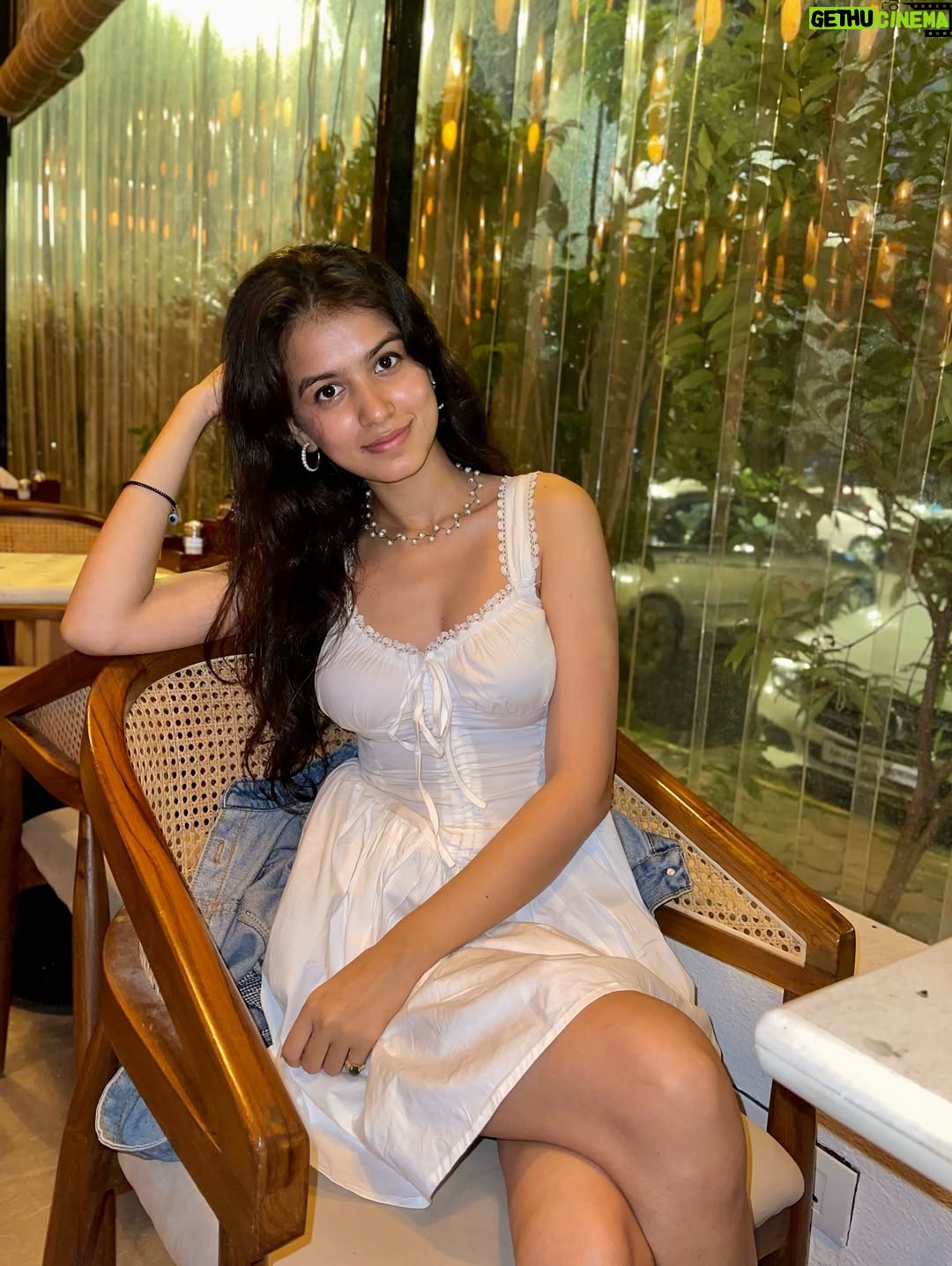 Niki Lalwani - 17.5K Likes - 🤍🦢
#nikilalwani #photo #ootd #explore #fashionblogger #picoftheday