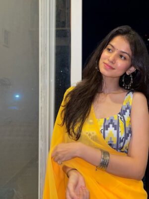 Niki Lalwani Instagram - Banke titli dil uda💛
.
#nikilalwani #photo #ootd #explore #fashionblogger #picoftheday