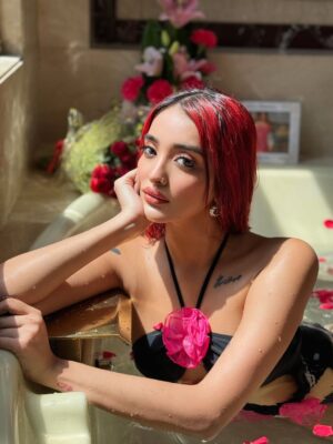 Nikita Bhamidipati Instagram - 𝒮𝓉𝒶𝓎𝒸𝒶𝓉𝒾𝑜𝓃, 𝒷𝓊𝓉 𝓂𝒶𝓀𝑒 𝒾𝓉 𝒸𝓇𝒾𝓂𝓈𝑜𝓃 🪞🥀 @eroshotelnewdelhi
