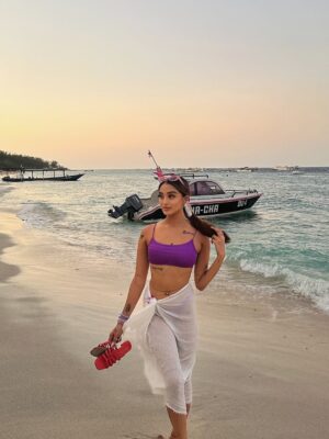 Nikita Bhamidipati Instagram - 𝓢𝓪𝓿𝓮𝓭 𝓽𝓱𝓲𝓼 𝓸𝓷𝓮 𝓯𝓸𝓻 𝔂𝓸𝓾 🐚🌺🌴💌🐢