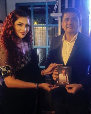 Nikita Ghag Instagram - An absolute honor to meet IPS Yashasvi Yadav Sir ✨
Truly grateful for this wonderful moment while sharing my book Roar Like a Lioness. 🦁📖
#RoarLikeALioness #BookJourney #Inspiration #NikitaGhag #IPS #YashasviYadav #Leadership #AuthorLife #Gratitude #Motivation #PowerfulEncounters #Respect