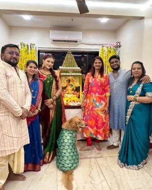 Nikita Ghag Instagram - Ganpati celebrations are always special when shared with family ❤️🙏✨
From laughter to devotion, every moment with Bappa brings us closer. 🌼💫
With my fam @woh_scrapji_wala @hey_i_m_groot @anjanajayant 💖
Ganpati Bappa Morya! 🚩
#FamilyTime #GanpatiCelebration #GanpatiBappaMorya #FestiveVibes #BlessingsOfBappa #TogetherWithFamily #IndianTradition #GaneshChaturthi2025 #HomeVibes #FestiveMood