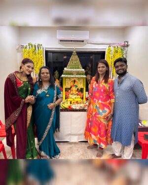 Nikita Ghag Instagram - Ganpati celebrations are always special when shared with family ❤️🙏✨
From laughter to devotion, every moment with Bappa brings us closer. 🌼💫
With my fam @woh_scrapji_wala @hey_i_m_groot @anjanajayant 💖
Ganpati Bappa Morya! 🚩
#FamilyTime #GanpatiCelebration #GanpatiBappaMorya #FestiveVibes #BlessingsOfBappa #TogetherWithFamily #IndianTradition #GaneshChaturthi2025 #HomeVibes #FestiveMood