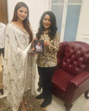 Nikita Ghag Instagram - How to Appreciate and Support Local Literature: A Look at Mrs. CM Amruta Fadnavis Ji’s Book Display 🙏🏻🙏🏻🙏🏻🙏🏻🙏🏻
.
.
#amrutafadnavis #bjp #bjpmaharashtra