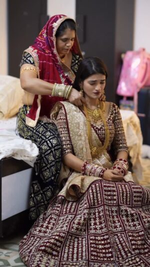 Nikita Kumawat Instagram - Waqt Kitna Jaldi Guajar Jata Hai 🥺
Jis Ghar Me Beti Rehti Hai Vo Ghar Bhi Us Beti Ka Nhi Hota 🥺♥️
#nikksfamily #reels #maa