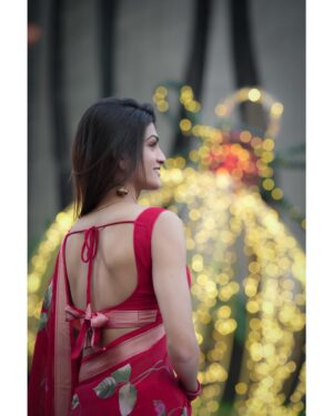 Nikita Kumawat Instagram - 𝐆𝐢𝐯𝐞 𝐦𝐞 𝐚 𝐫𝐞𝐝 𝐬𝐚𝐫𝐞𝐞 𝐚𝐧𝐝 𝐈 𝐜𝐚𝐧 𝐢𝐧𝐬𝐭𝐚𝐧𝐭𝐥𝐲 𝐭𝐫𝐚𝐧𝐬𝐟𝐨𝐫𝐦 𝐢𝐧𝐭𝐨 𝐚 𝐅𝐢𝐥𝐦𝐲 𝐇𝐞𝐫𝐨𝐢𝐧𝐞! ❤️
Saree By :~ @srbrandsarees 🌸
#saree #nikksfamily #red #redsaree #traditional #love #chamakchallo #lovesaree #firstlove #indian #photo #photography #photooftheday #photoshoot #photoeveryday #picsart #picture #picoftheday #picofday