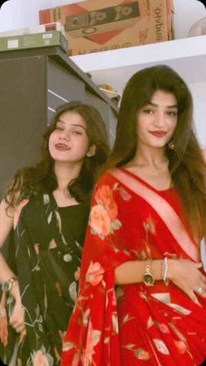 Nikita Kumawat Instagram - Hook Raja Ji 🌺✨
@awwe_its_jazzy ♥️
#nikksfamily #reels