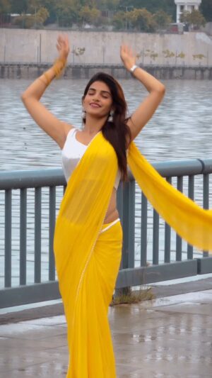 Nikita Kumawat Instagram - “Yellow suits me?” 💛
#nikksfamily #reels #90’s