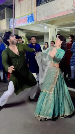 Nikita Kumawat Instagram - Vibe Se Jyada Toh Pagalpanti Match Karti Hai Hamari 😂😍
Beautiful Outfit By :~ @royal_queens_boutique 🌸
#nikksfamily #reels #shadi